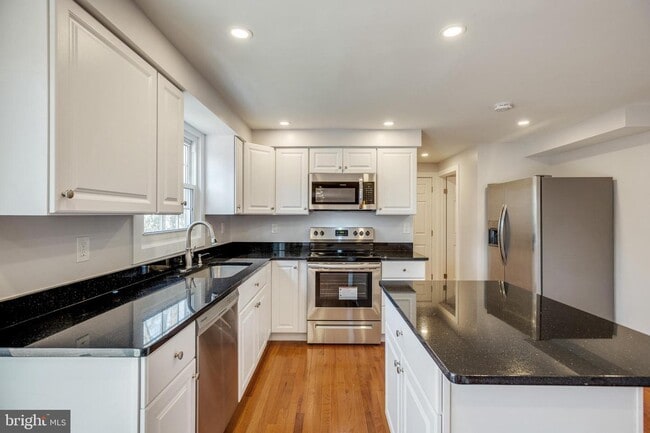 Building Photo - 9003 Fox Lair Dr