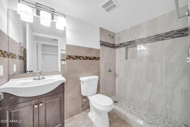 Building Photo - 2701 E Tierra Buena Ln