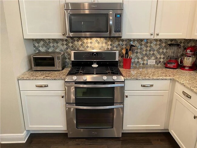 Building Photo - Large 3 Bed 3.5 Bath 2 Car Garage Townhous...