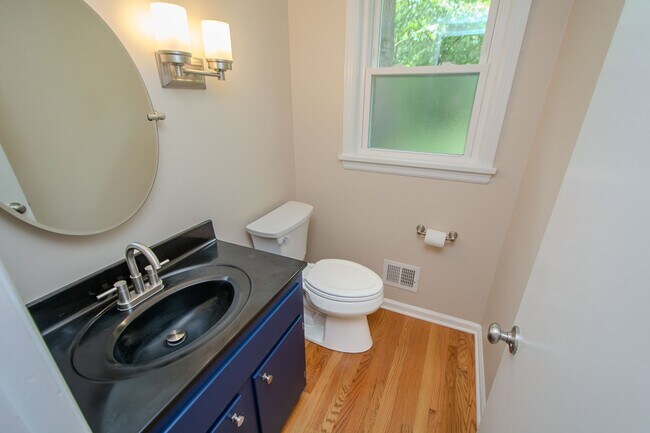 Building Photo - Recently Updated! 4 Bed/2.5 bath