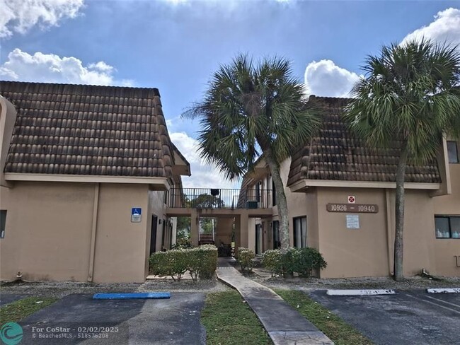 Building Photo - 10922 Royal Palm Blvd