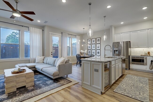 Building Photo - 10934 Brambling Wood Dr