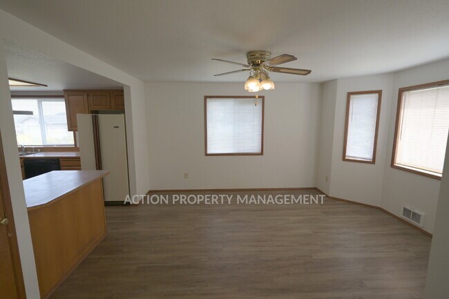 Building Photo - 3 bed 2 bath, 2 car garage in Sequim