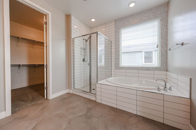 Building Photo - Move In Ready!stunning 3 bedroom, 2.5 bathroom home located in Phoenix!