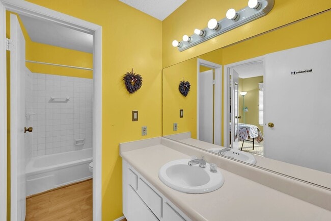 Building Photo - PARTIALLY FURNISHED 3 BEDROOM TOWNHOME NEAR CHINATOWN & STRIP