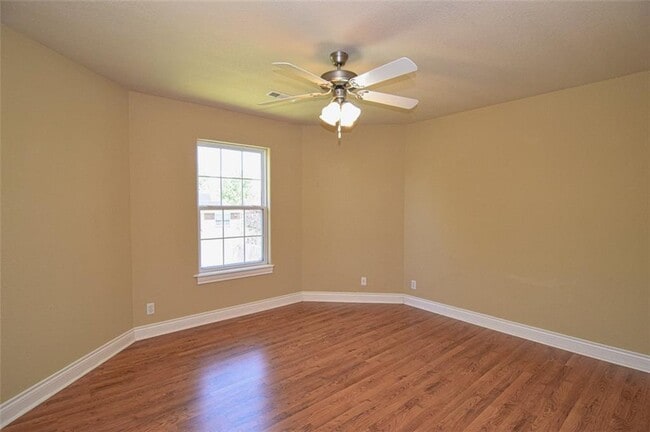 Building Photo - 6113 W Pleasant Dr