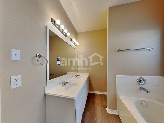 Building Photo - 7819 Niki's Crossing