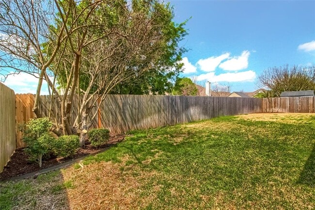 Building Photo - 18720 Royal Pointe Dr