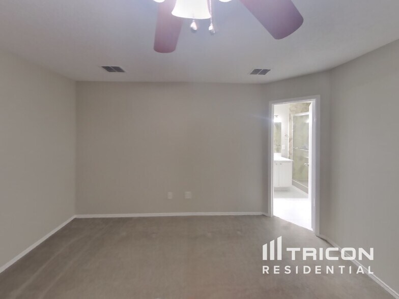 Building Photo - 1700 Wildrose Dr