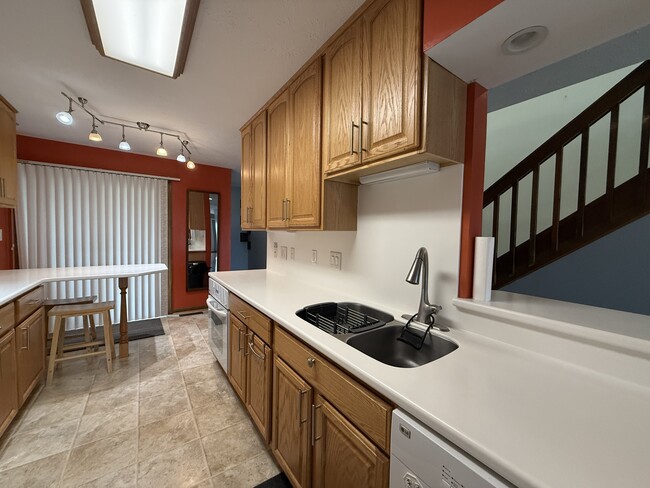 Building Photo - 4016 Fairway Lakes Dr