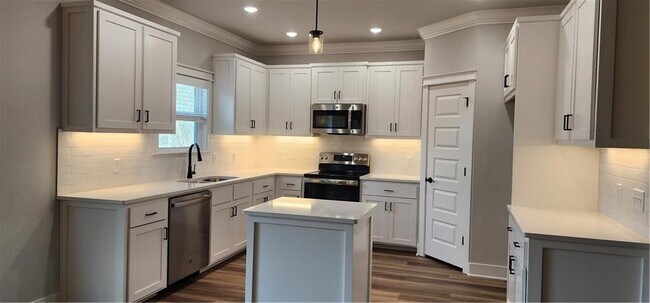 Building Photo - 33 Sandridge Dr