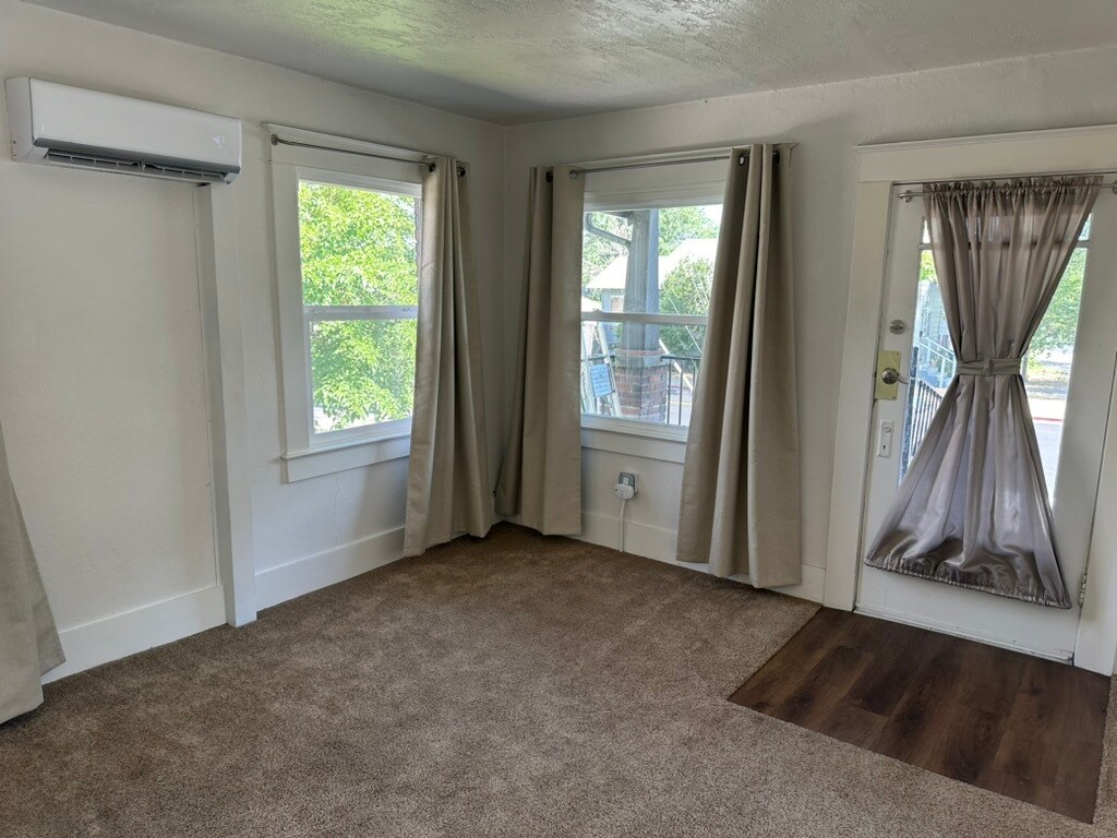 Building Photo - 609 W 11th St