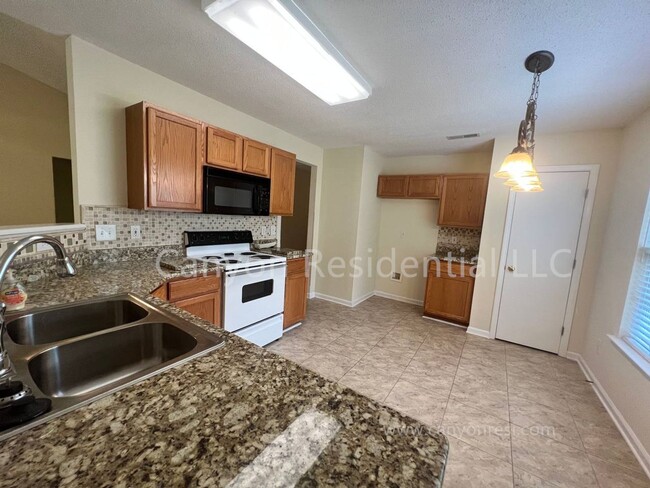 Building Photo - Beautiful 3b Room!Move in ready!