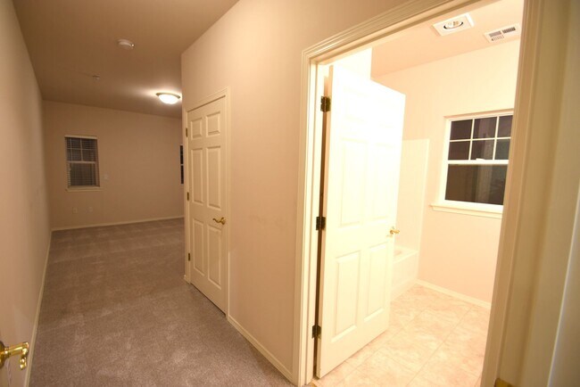 Building Photo - 2Bd/2.5Ba Issaquah Condo