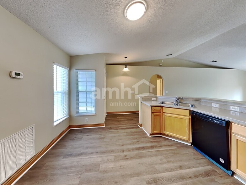 Building Photo - 25012 Hyde Park Blvd