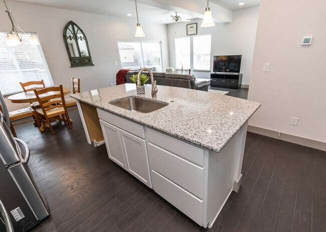 Building Photo - 2 Bedroom Luxury townhome