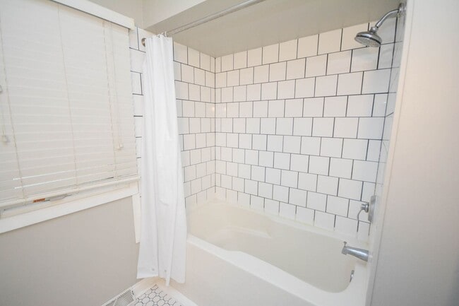 Building Photo - Gorgeous NE Rochester home with TONS of sp...