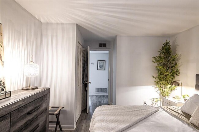 Building Photo - 2109 Defoors Ferry Rd NW