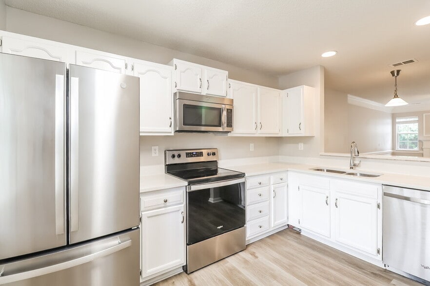 Building Photo - 3204 Summercroft Ln