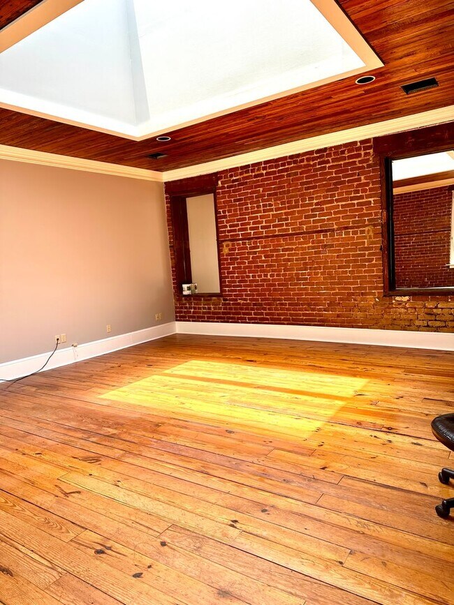 Building Photo - 3BR 2BA 3rd Street Downtown