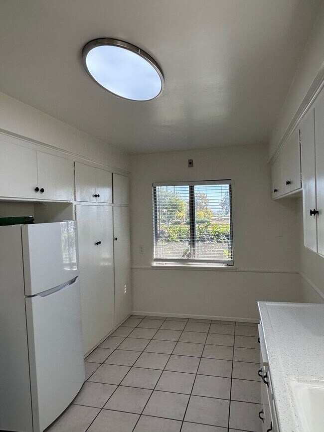 Building Photo - 215 S Baldwin Ave