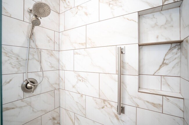 Building Photo - Beautifully Fully Furnished 2 Bed, 2 Bath ...