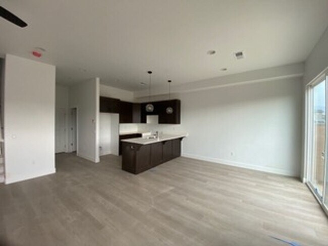 Building Photo - Beautiful like Brand New 3 Bedroom, 2.5 BathroomTownhome in Washington Fields!