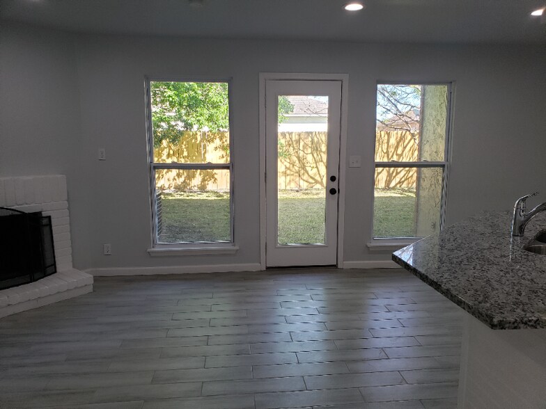 Building Photo - 7576 Windsor Oaks