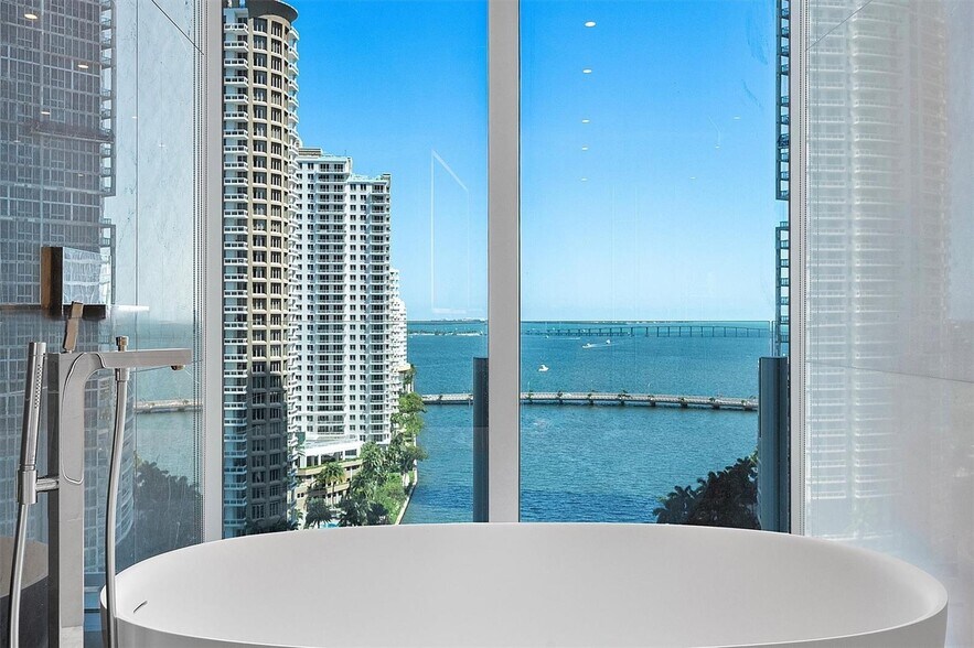 Building Photo - 300 Biscayne Boulevard Way