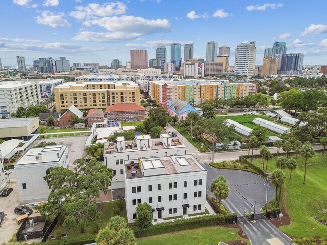 Building Photo - Canvas GWX