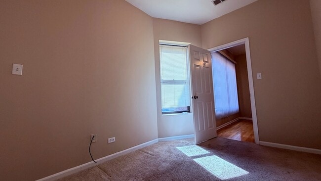 Building Photo - 4055 S Calumet Ave