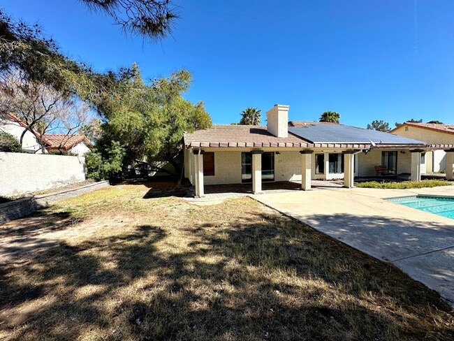 Building Photo - Green Valley Luxury Single Story: Pool, Putting Green, 4 Bedrooms, SOLAR!