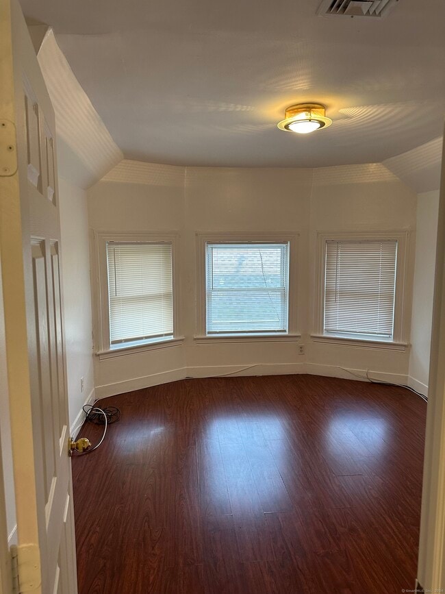 Building Photo - 319 Maplewood Ave