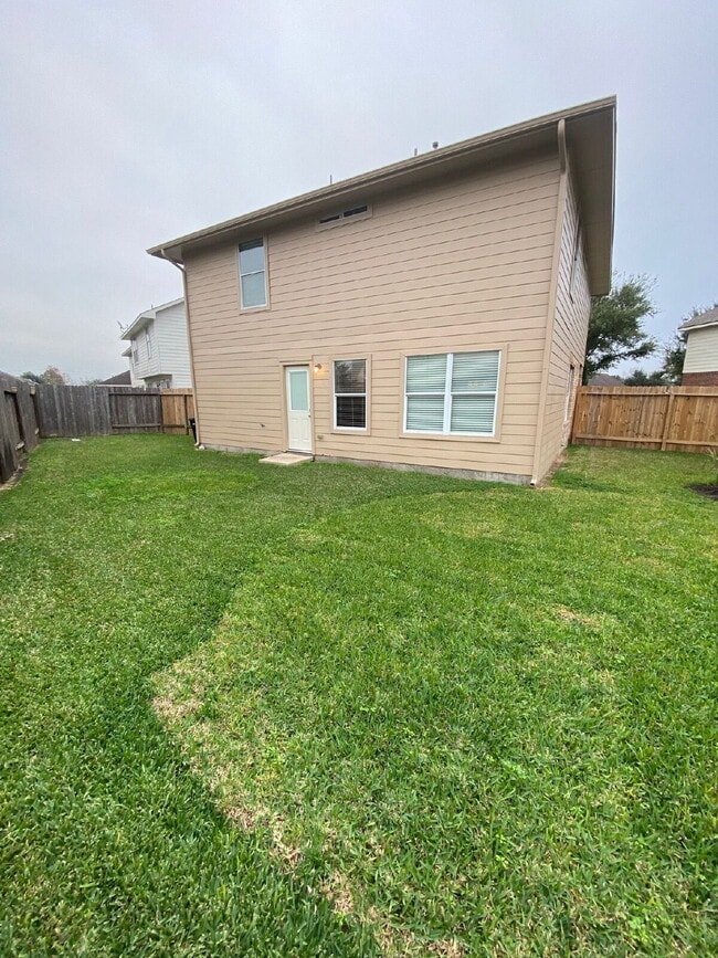 Building Photo - Spacious 4Bed, 2.5 Bath plus Bonus Room, 2-story home in the desirable Remington Grove community!