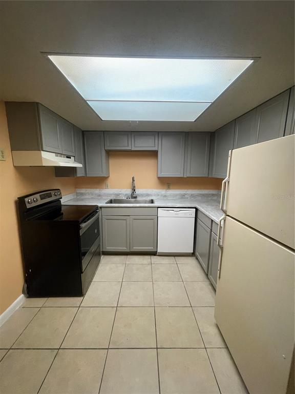 Building Photo - 549 Fairways Dr