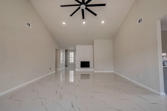 Building Photo - 12055 Fairpoint Dr