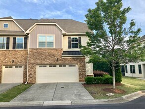 Building Photo - Beautiful 3 Bedroom, 2.5 bath with 2 Car G...