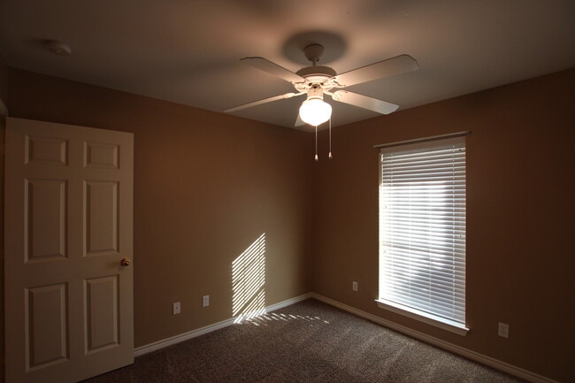 Building Photo - Coming Soon! 3 Bedroom in Flint!