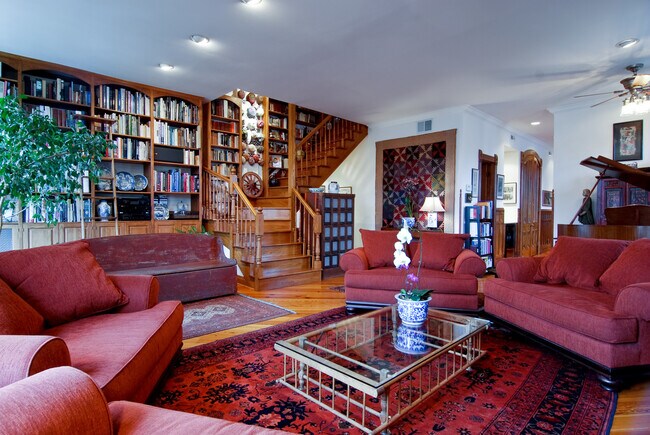 Building Photo - 622 W Briar Pl
