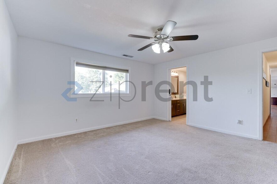 Building Photo - Unit