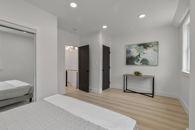 Building Photo - Spacious Fully Renovated Tudor Duplex w/ 3...