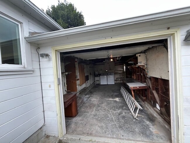 Building Photo - Updated El Cerrito Home with New Kitchen Appliances, Private Deck & Great Walkability