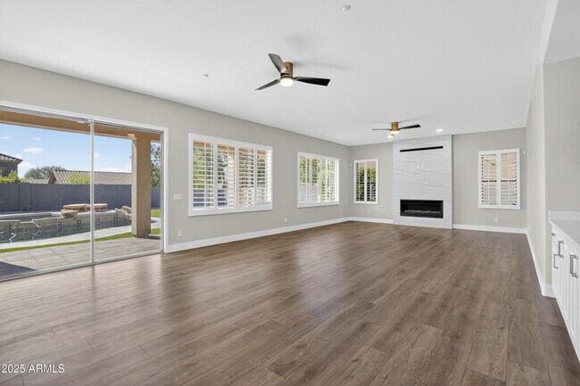 Building Photo - 10587 E Sheena Dr