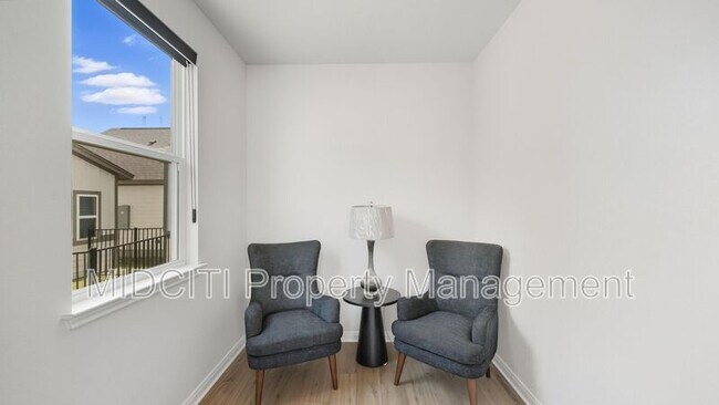 Building Photo - 2133 Hofstaat