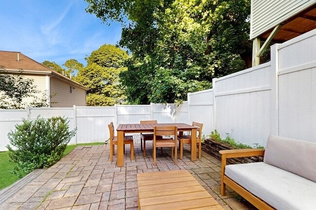 Building Photo - 14 Chestnut St