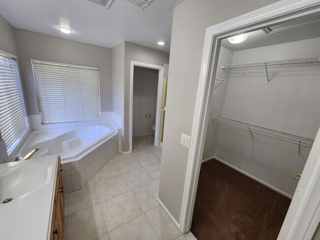 Building Photo - Gorgeous 3Bed/2.5 Bath home- located in N. Summerlin gated Community