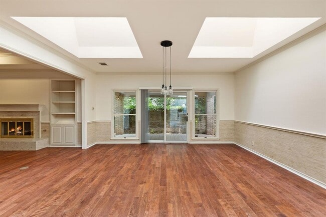 Building Photo - 2834 Montebello Rd
