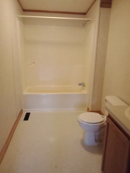 Full bath 1 - 64 Rosebud Ave