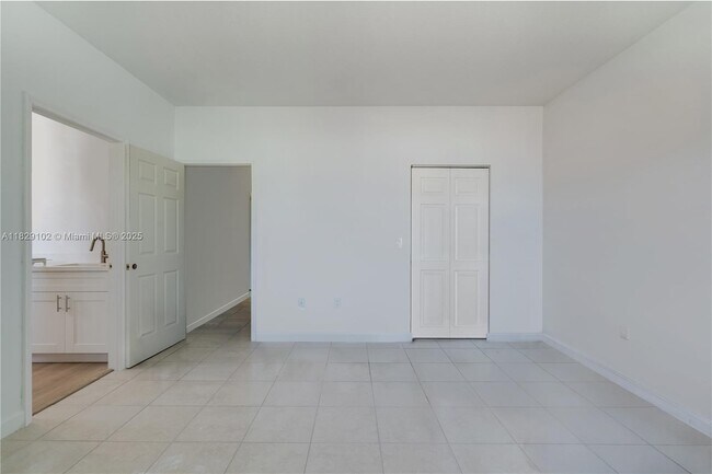 Building Photo - 383 NE 34th Terrace