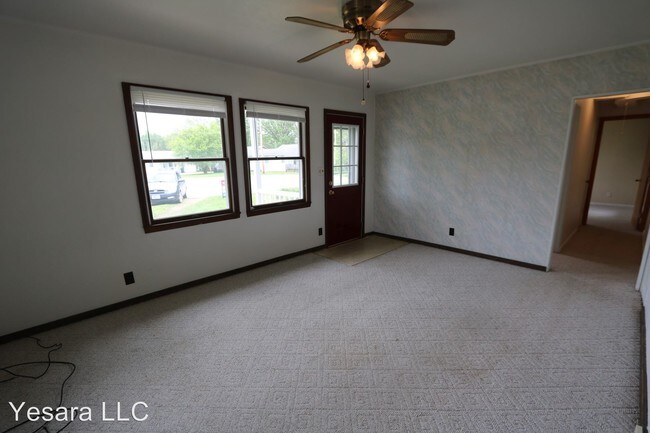 Building Photo - 121-123-123 Melrose Ct
